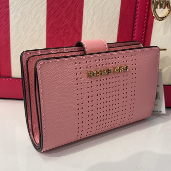 MICHAEL KORS
Medium Jet Set Travel Crossgrain Leather Bifold Zip Wallet
Carnatio - Picture 2 of 16